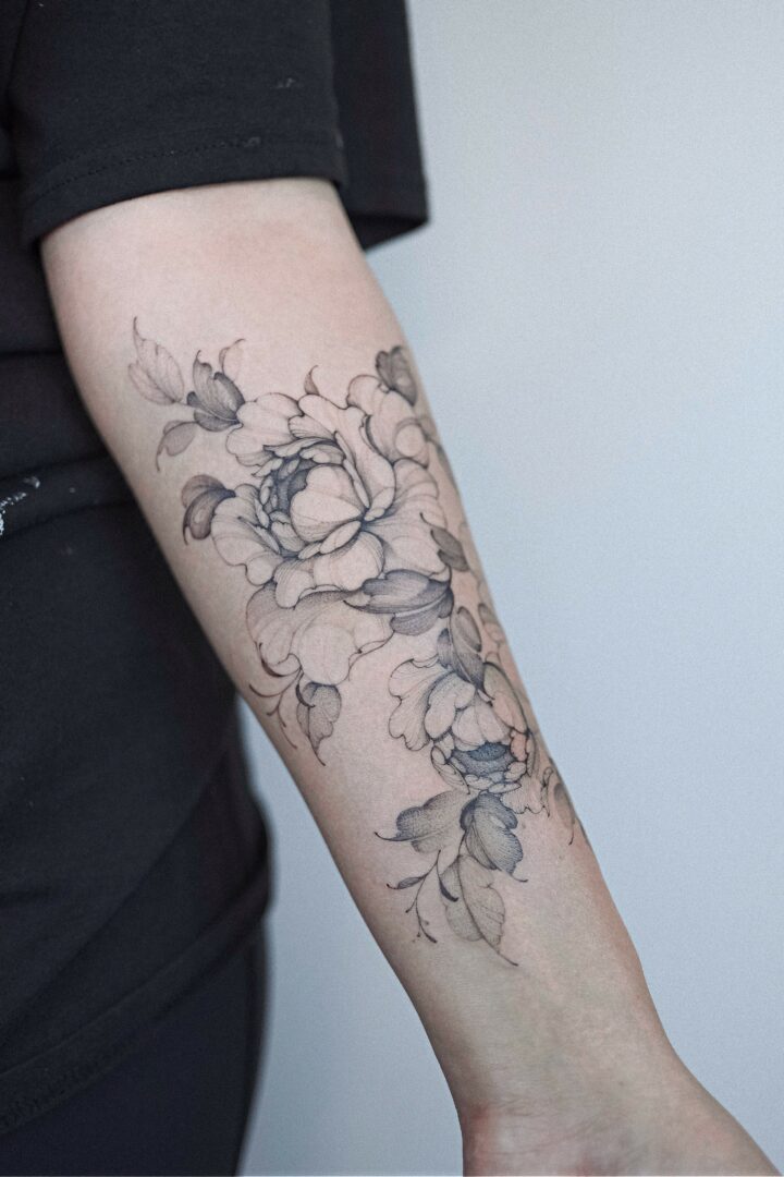 Following your form — forearm tattoo by Anna Koltun